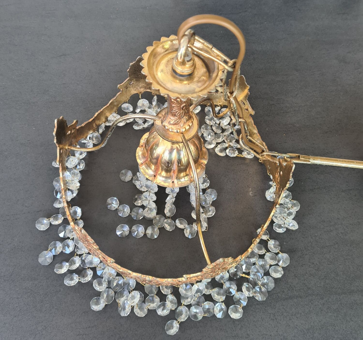 Suspension with tassels