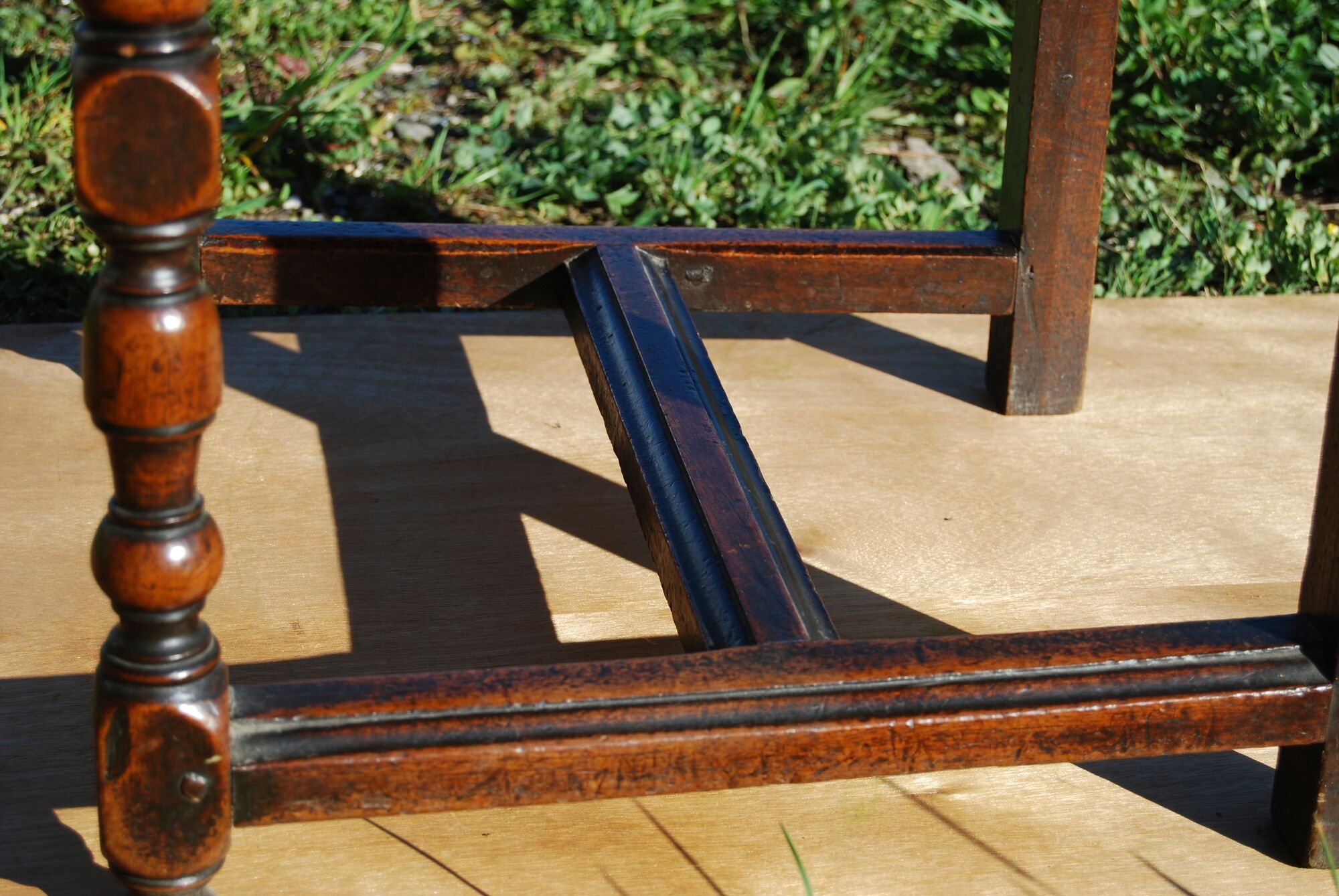 Louis XIII walnut chair feet in balustre brace in H