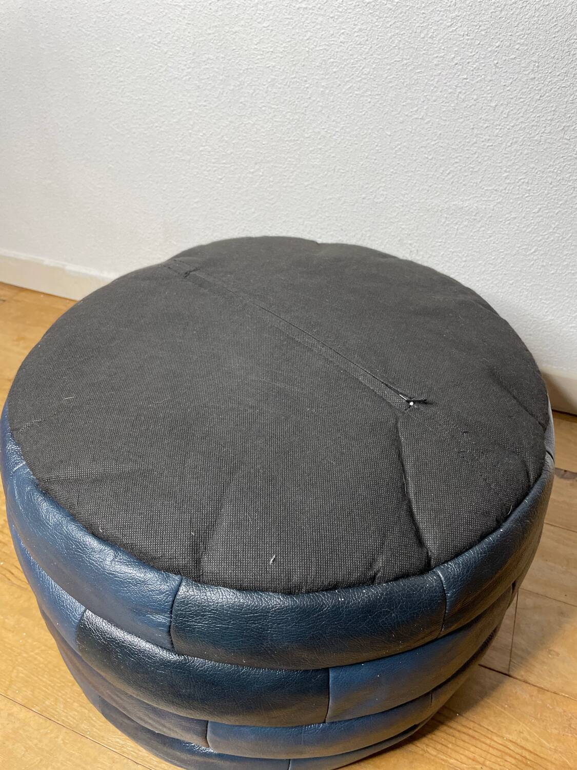 Pouf en cuir patchwork de Sède bleu