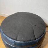 Pouf en cuir patchwork de Sède bleu