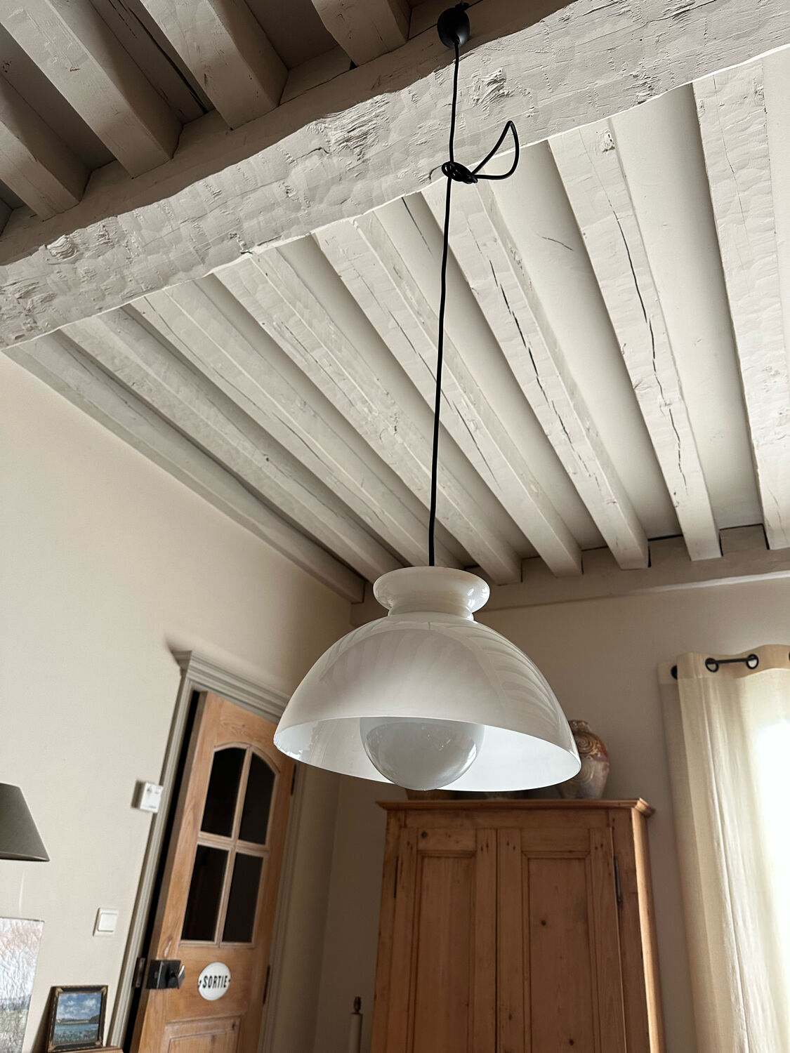 Suspension in opaline