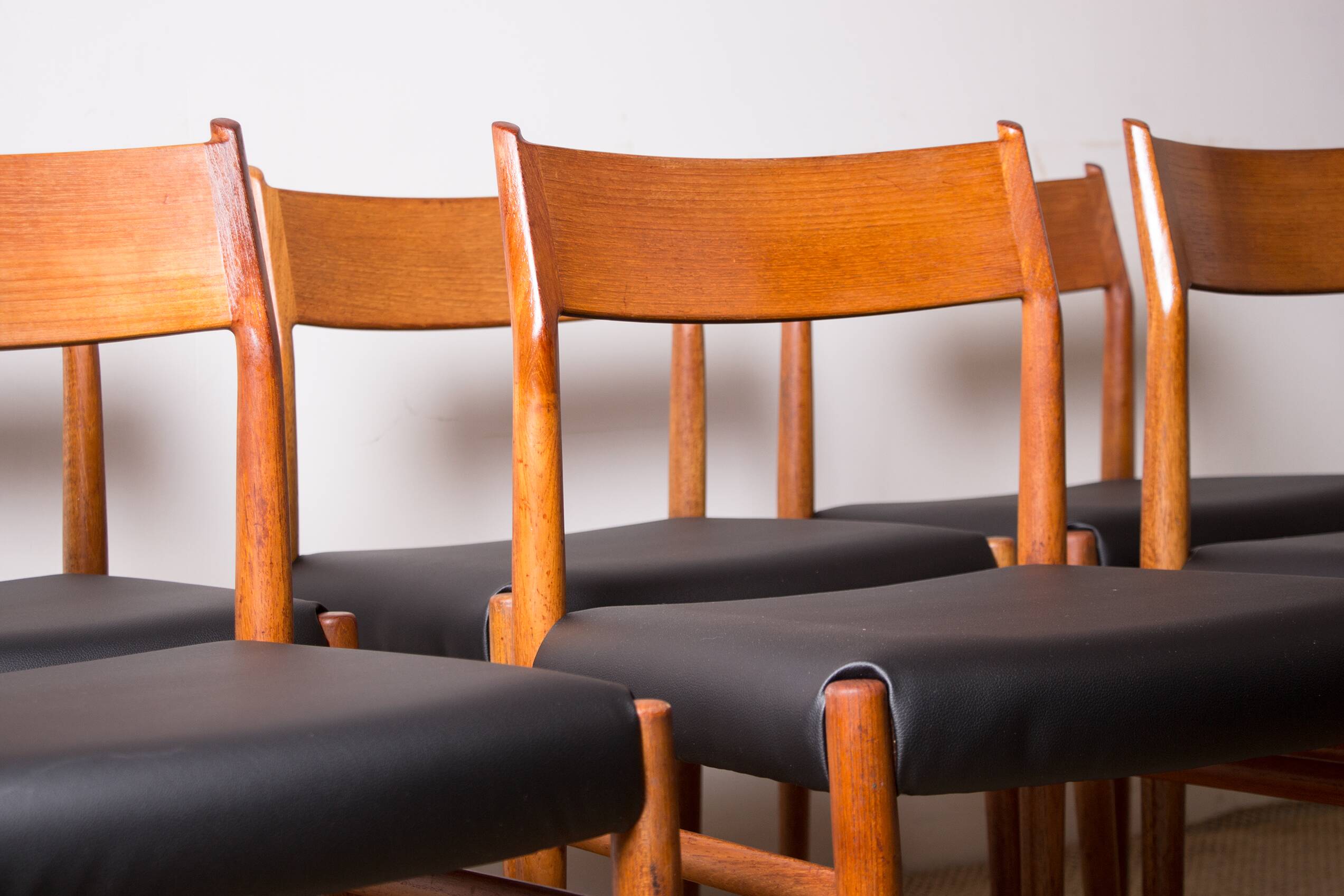 6 Danish chairs in teak and new skai, model 418 Arne Vodder 1960.