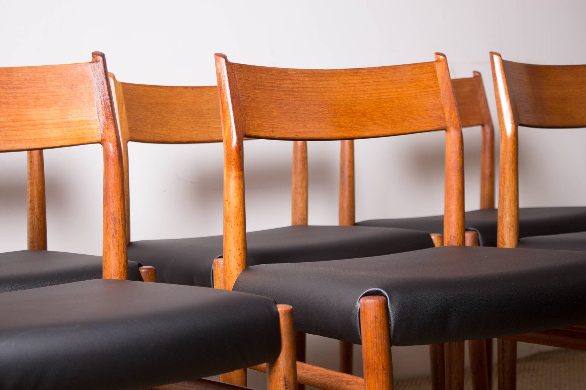 6 Danish chairs in teak and new skai, model 418 Arne Vodder 1960.