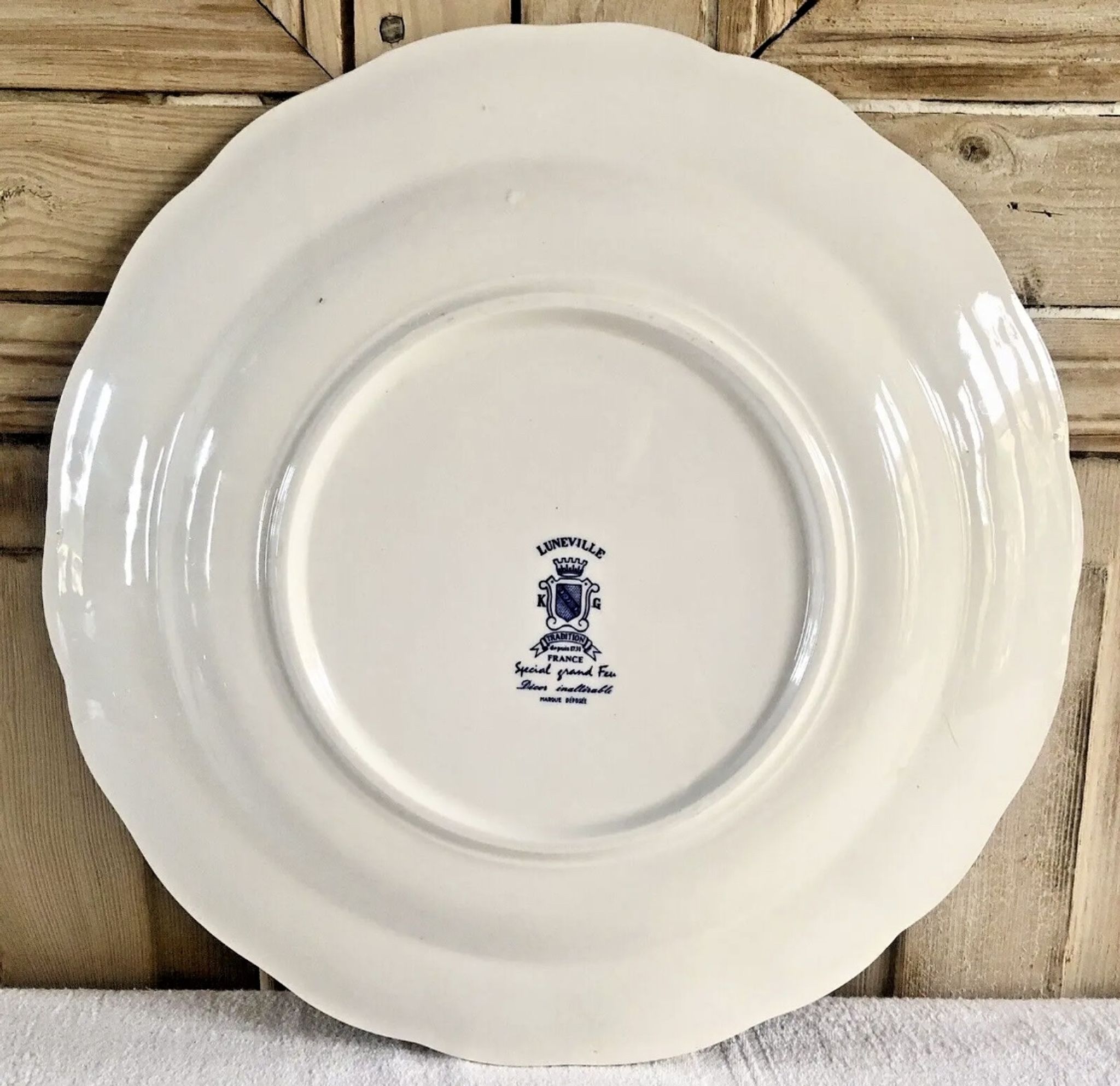 Hollow round dish décor with Chinese Saint Clément Lunéville