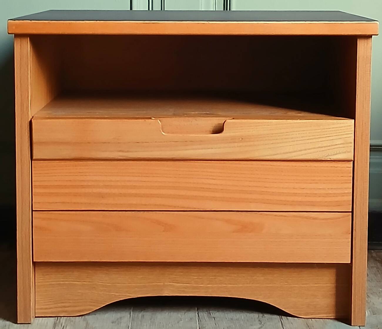 Brutalist bedside table in elm & laminate simat (doubinski brothers). 80's