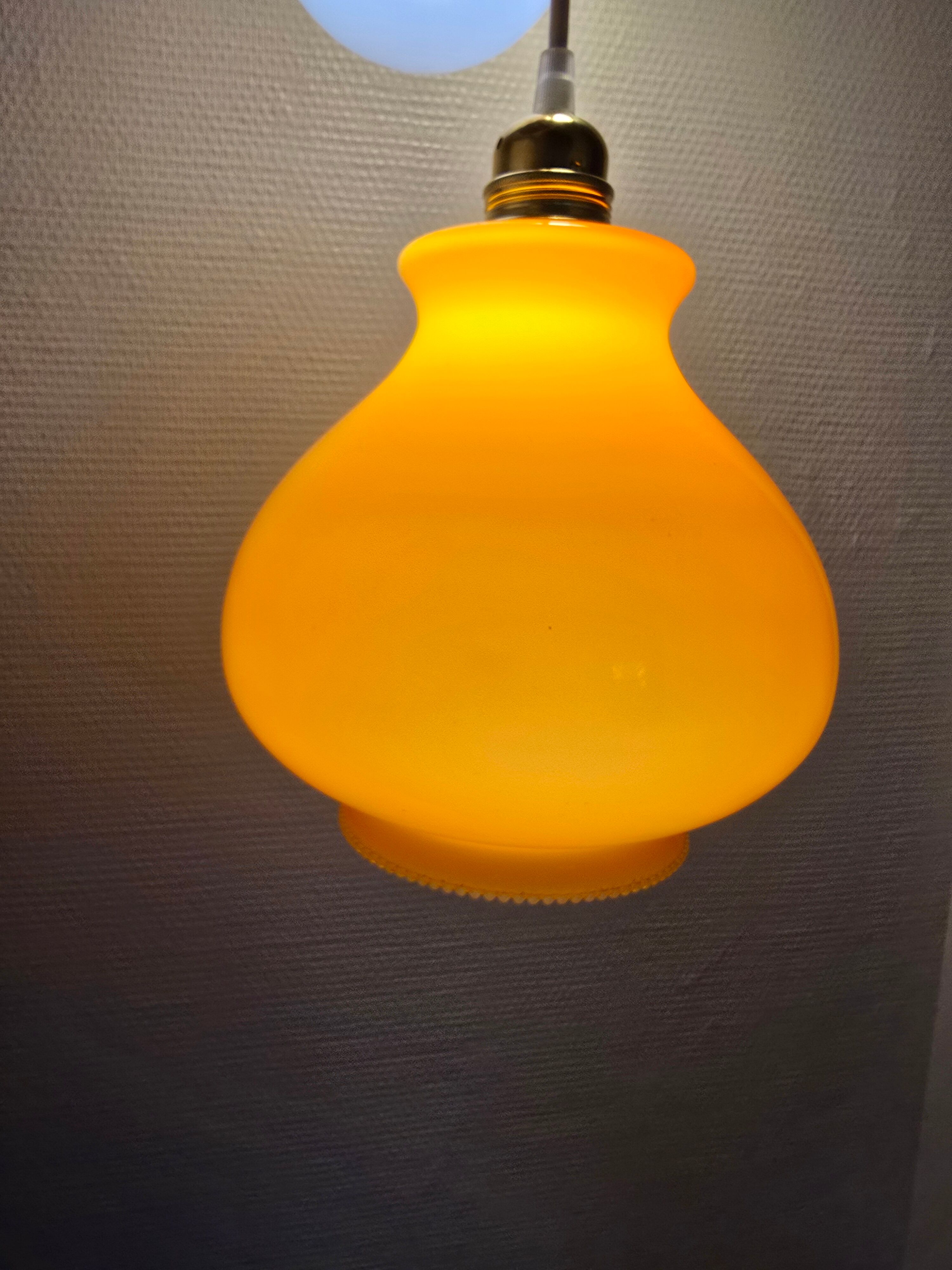 Suspension 3 globes vintage opaline orange et blanc