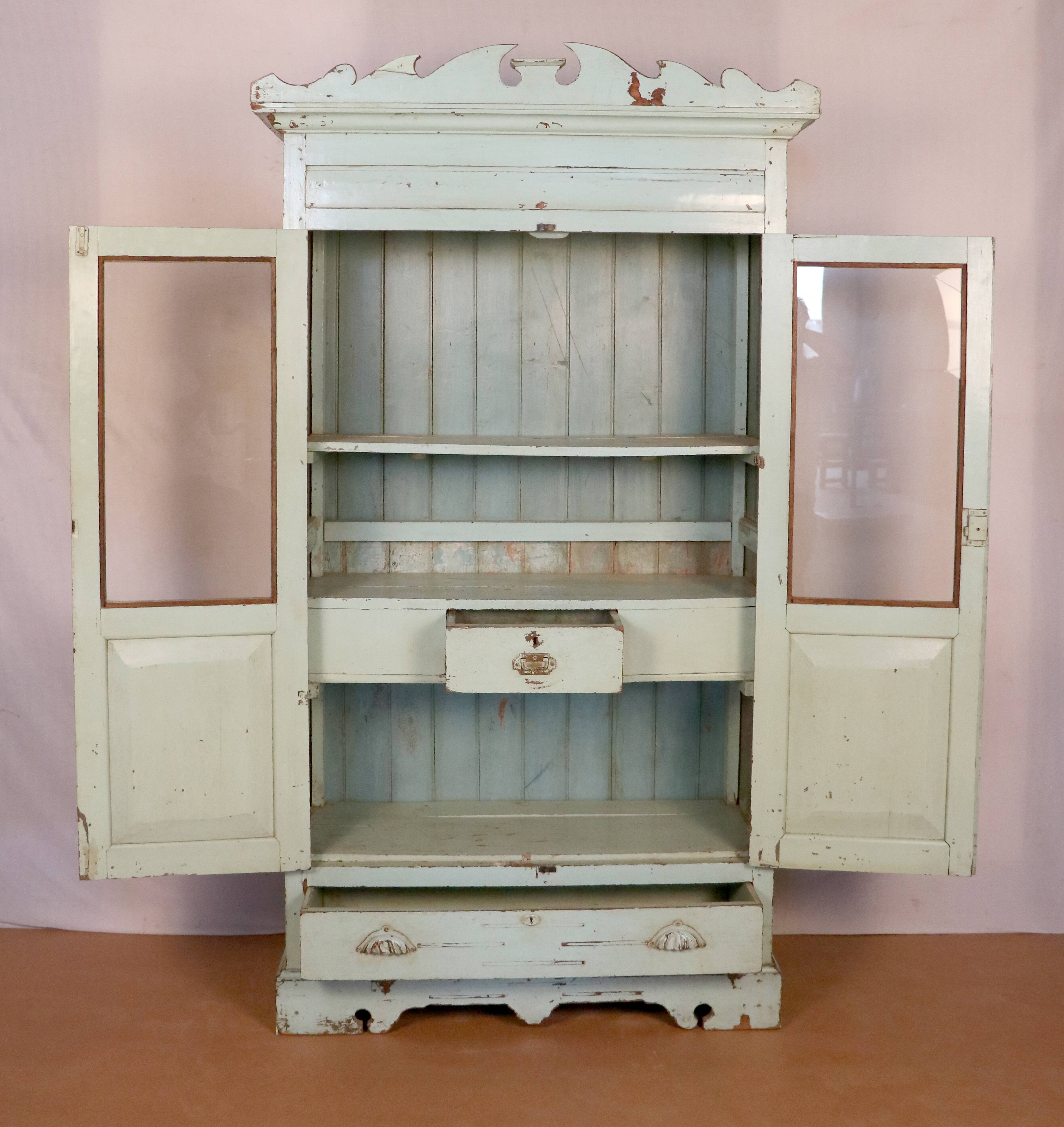 Armoire vitrée art déco en teck birman patine turquoise d'origine