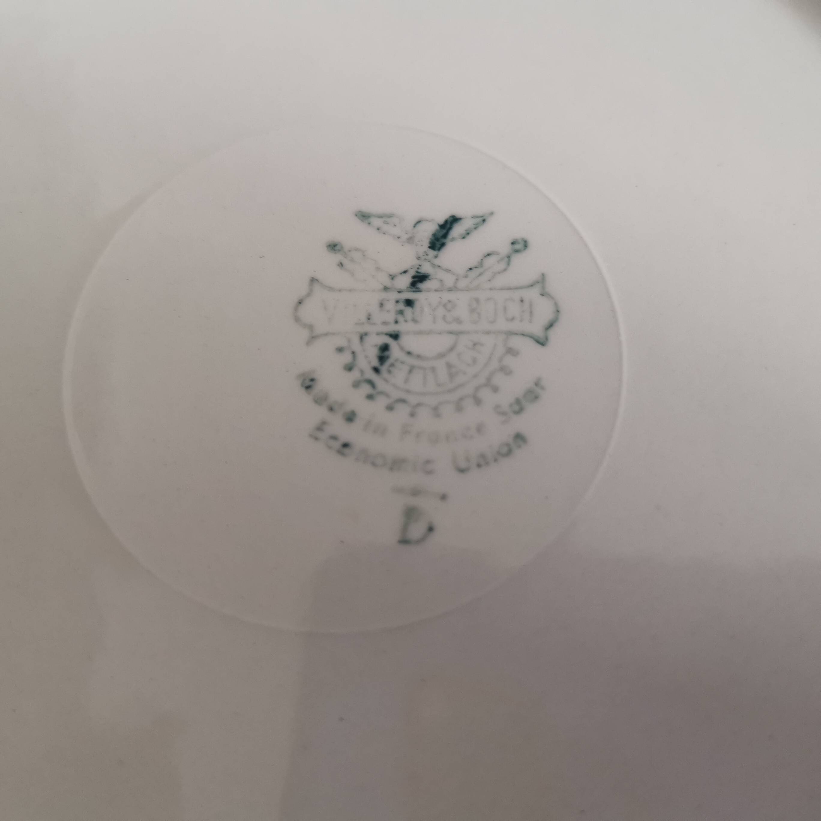 Set of 6 Villeroy and Boch flat plates in ivory color and gold edging