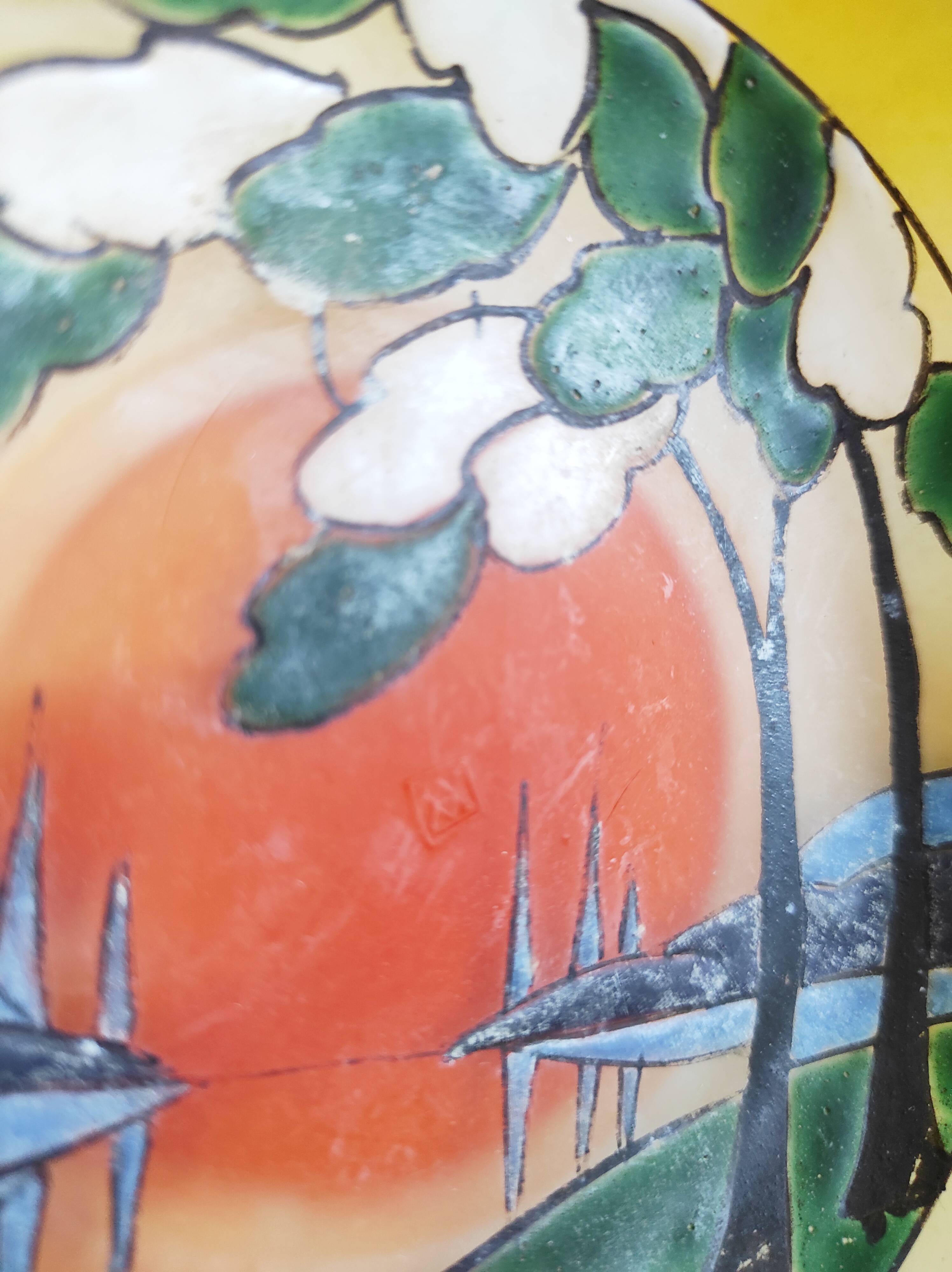 Coupelle en verre émaillé signée