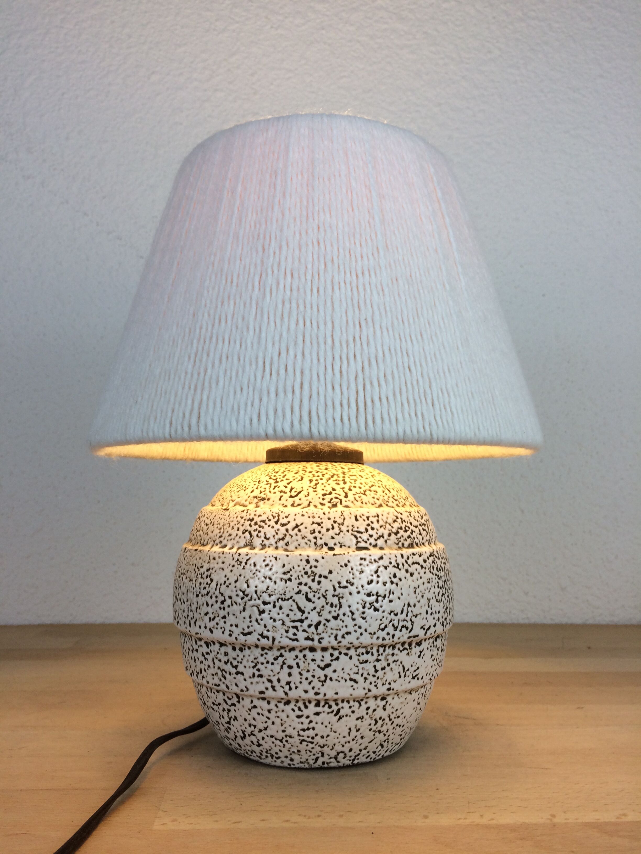 Lampe boule art déco, céramique crispée blanche, abat jour laine