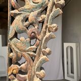 Indonesian construction element in carved wood with intertwined plant motifs mounted on a base (fri