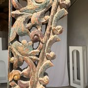 Indonesian construction element in carved wood with intertwined plant motifs mounted on a base (fri
