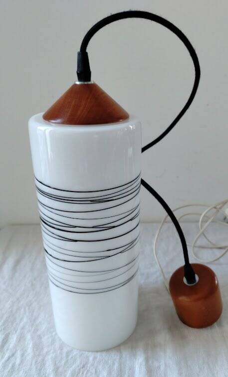 Suspension cylindrique en opaline zébré verre et teck vernis