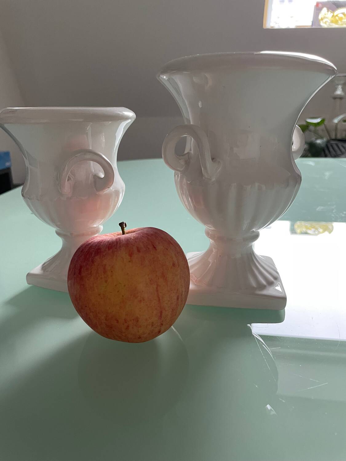 Pair of Medici vases in white ceramic.