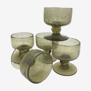 Cinq verres à pied vintage Biot, verre soufflé fumé à inclusions de bulles - années 1960