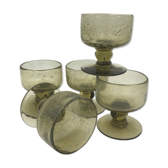 Cinq verres à pied vintage Biot, verre soufflé fumé à inclusions de bulles - années 1960