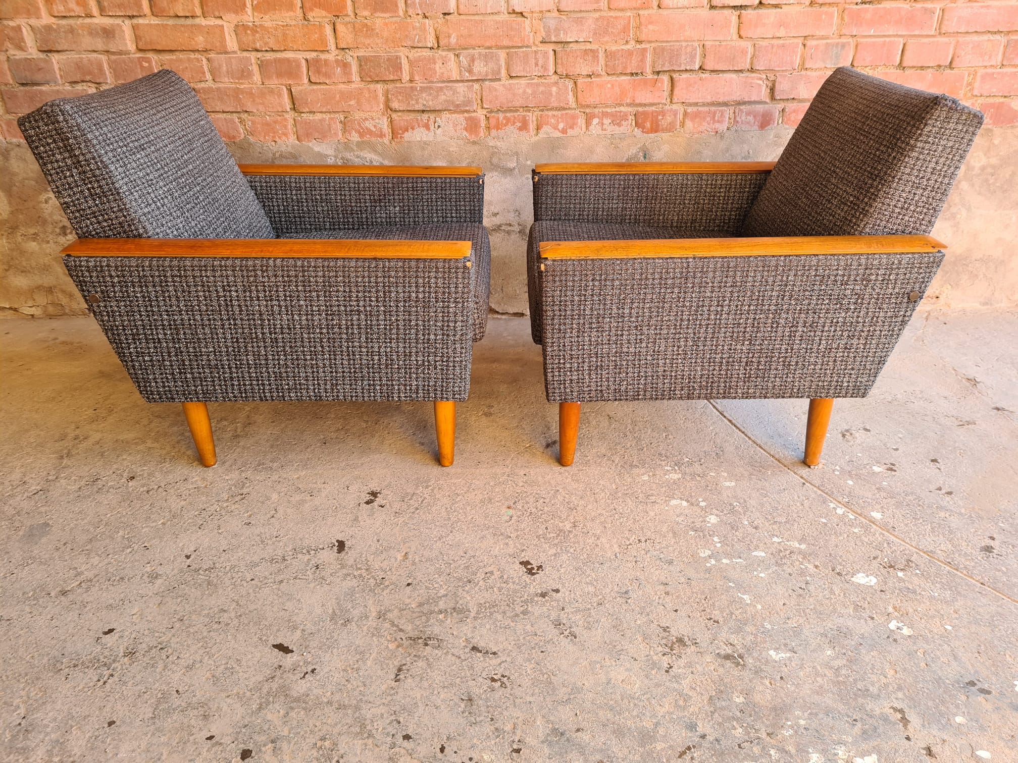 Paire de fauteuils club 70"