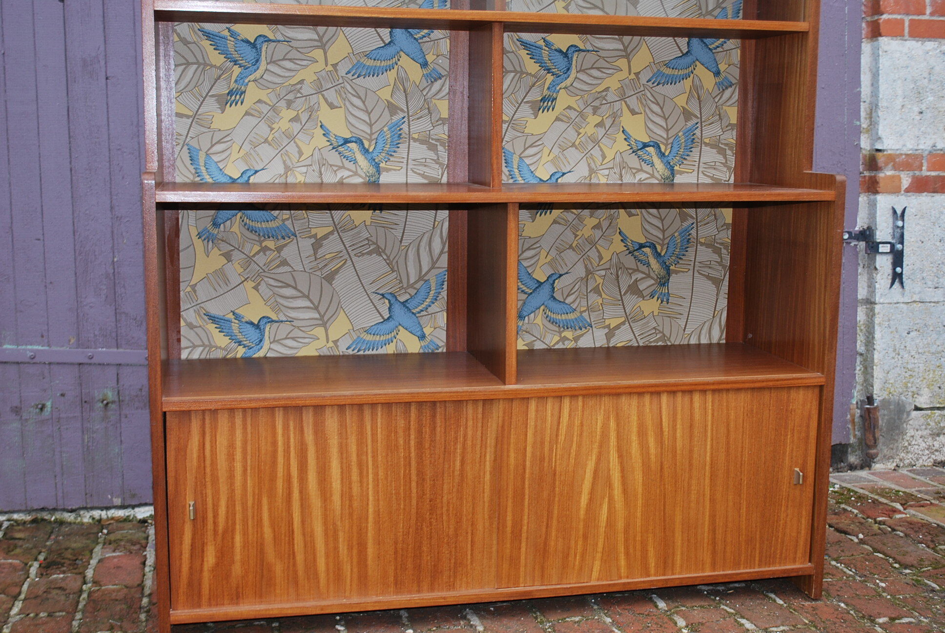 Vintage showcase library