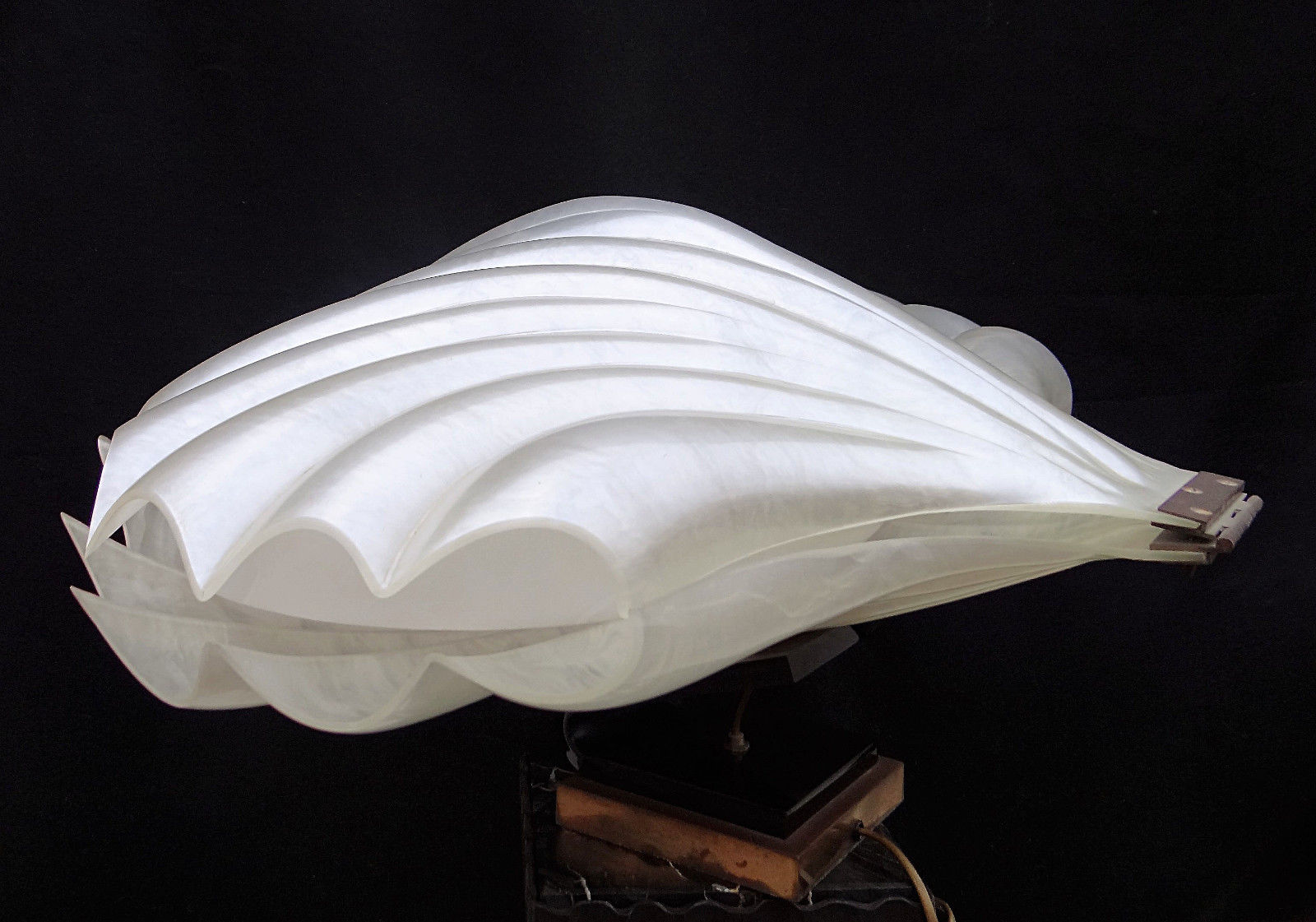 Liane Rougier lamp shell Benetier design 1970 in methacrylate