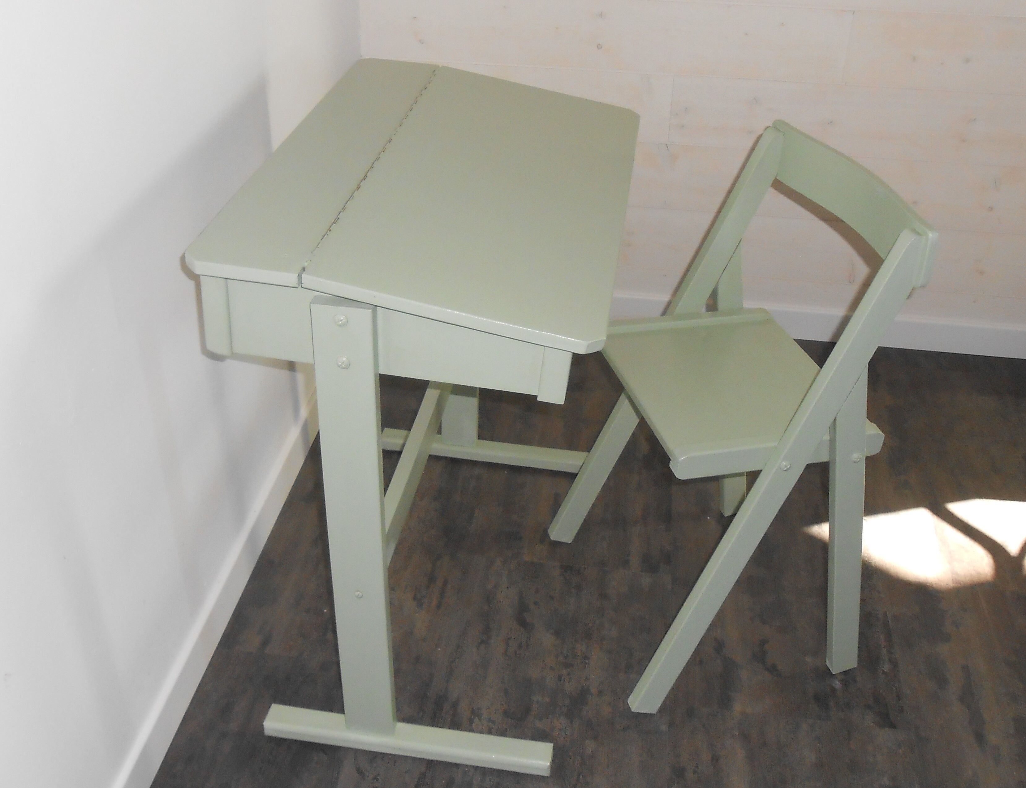 Child desk with chair