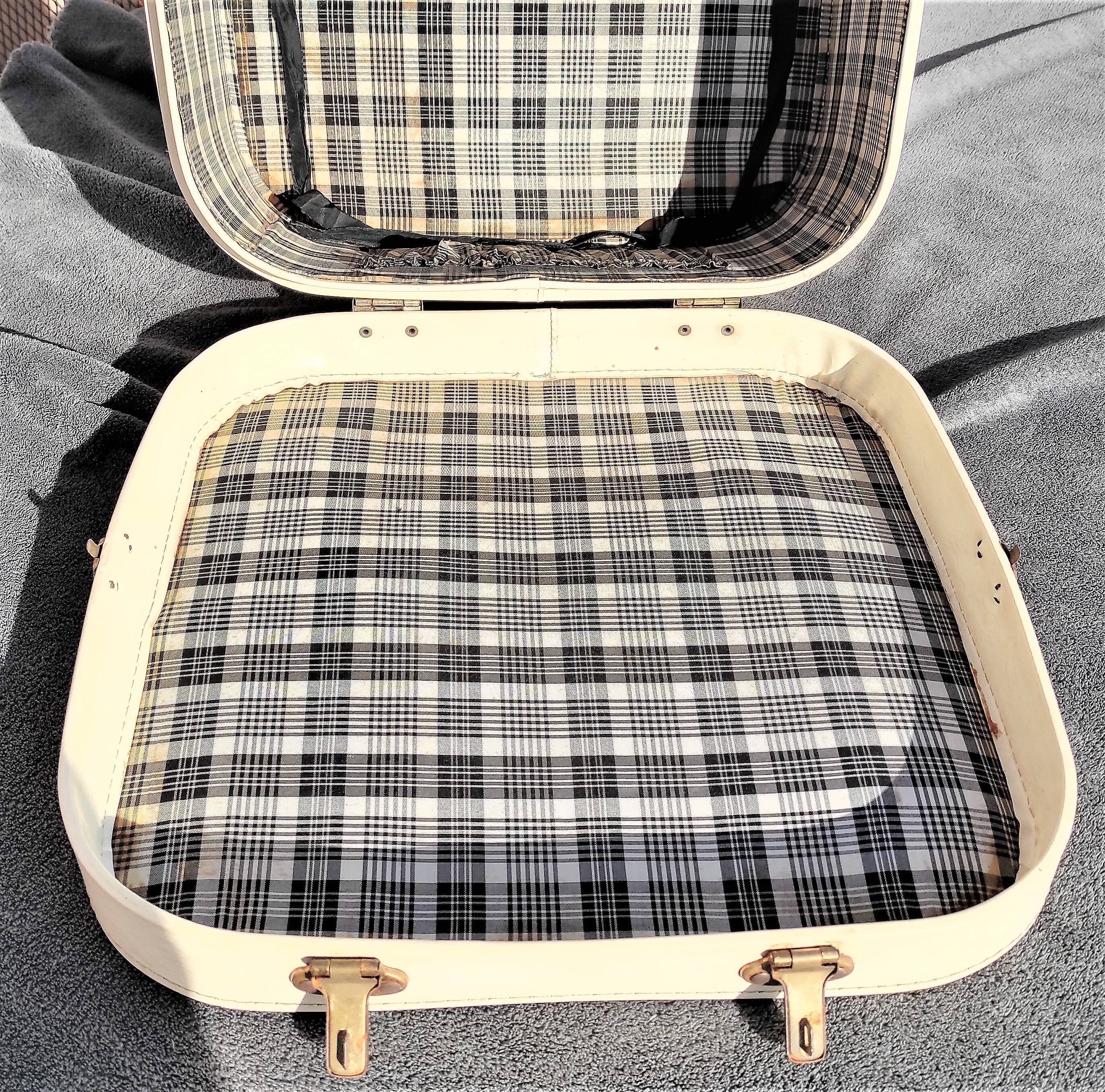 WHITE SUITCASE IN VINTAGE SKAI SQUARE OF 41 CM