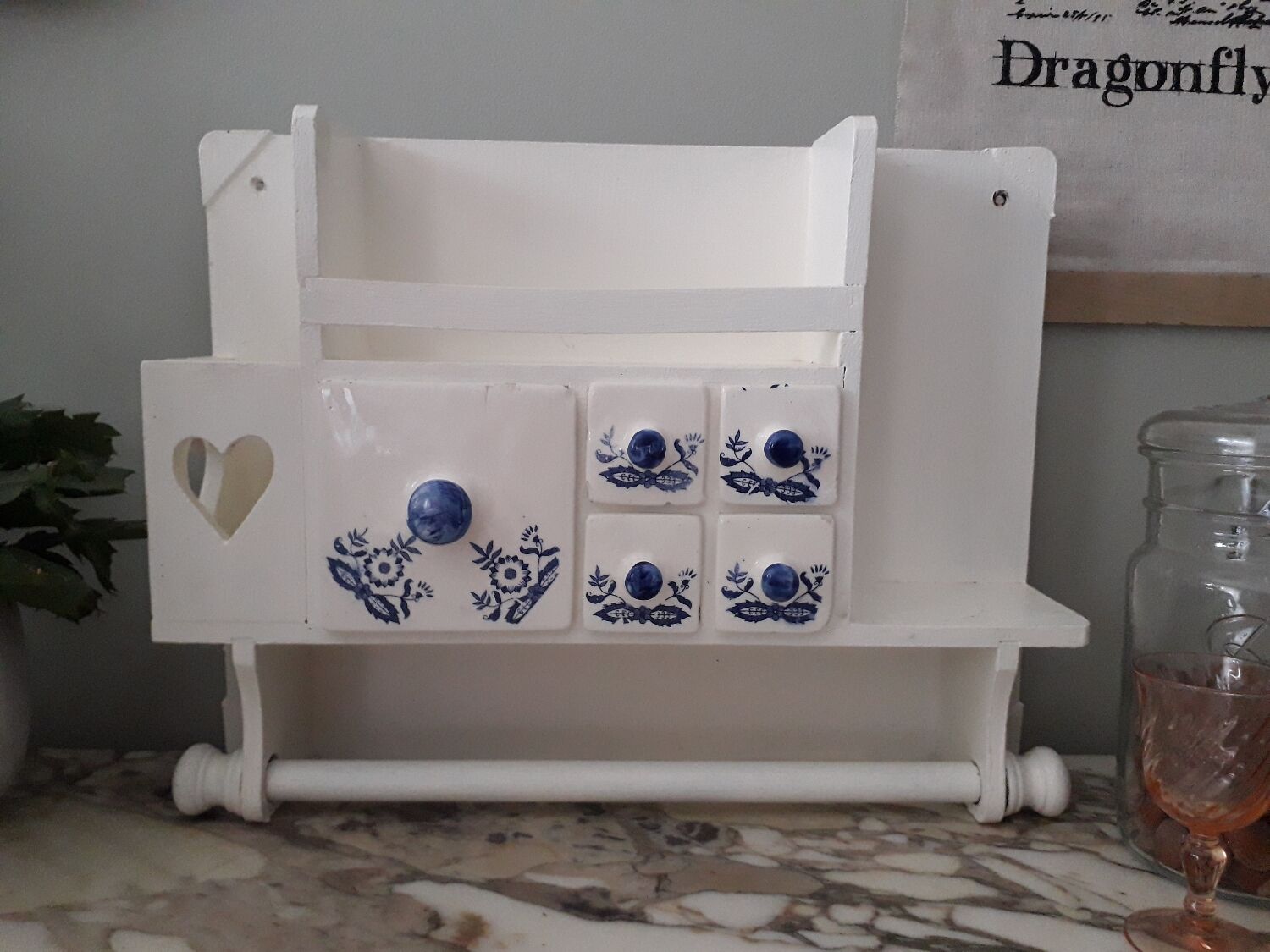 Wall-mounted kitchen shelf