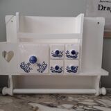 Wall-mounted kitchen shelf