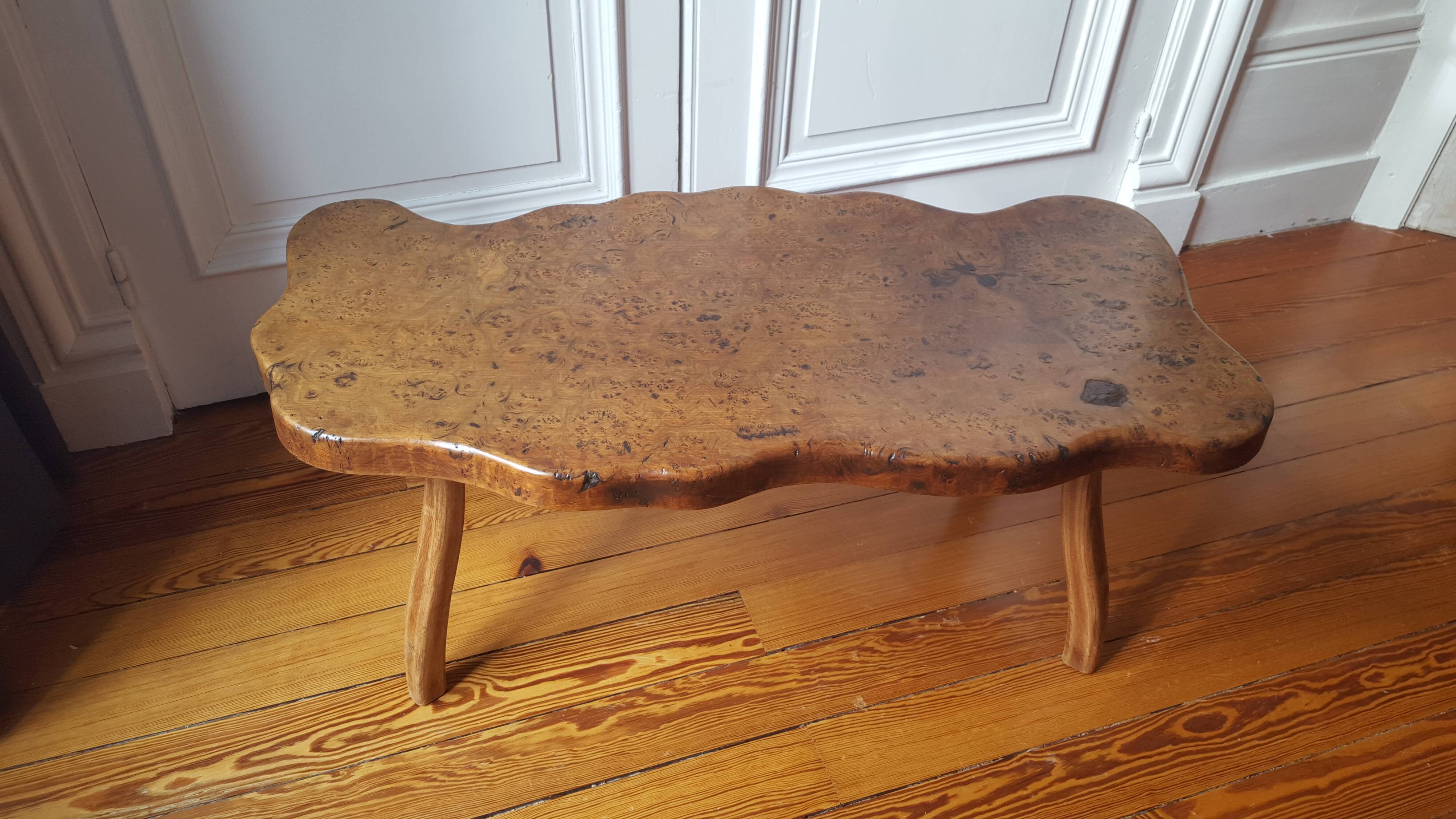 Table low 70s in solid wood tree trunk