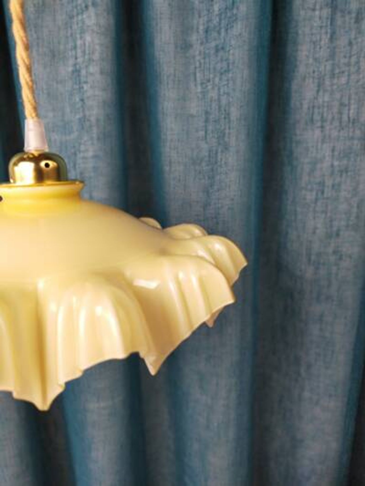 Suspension abat-jour en verre jaune drapé