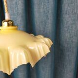 Suspension abat-jour en verre jaune drapé