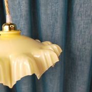 Suspension abat-jour en verre jaune drapé