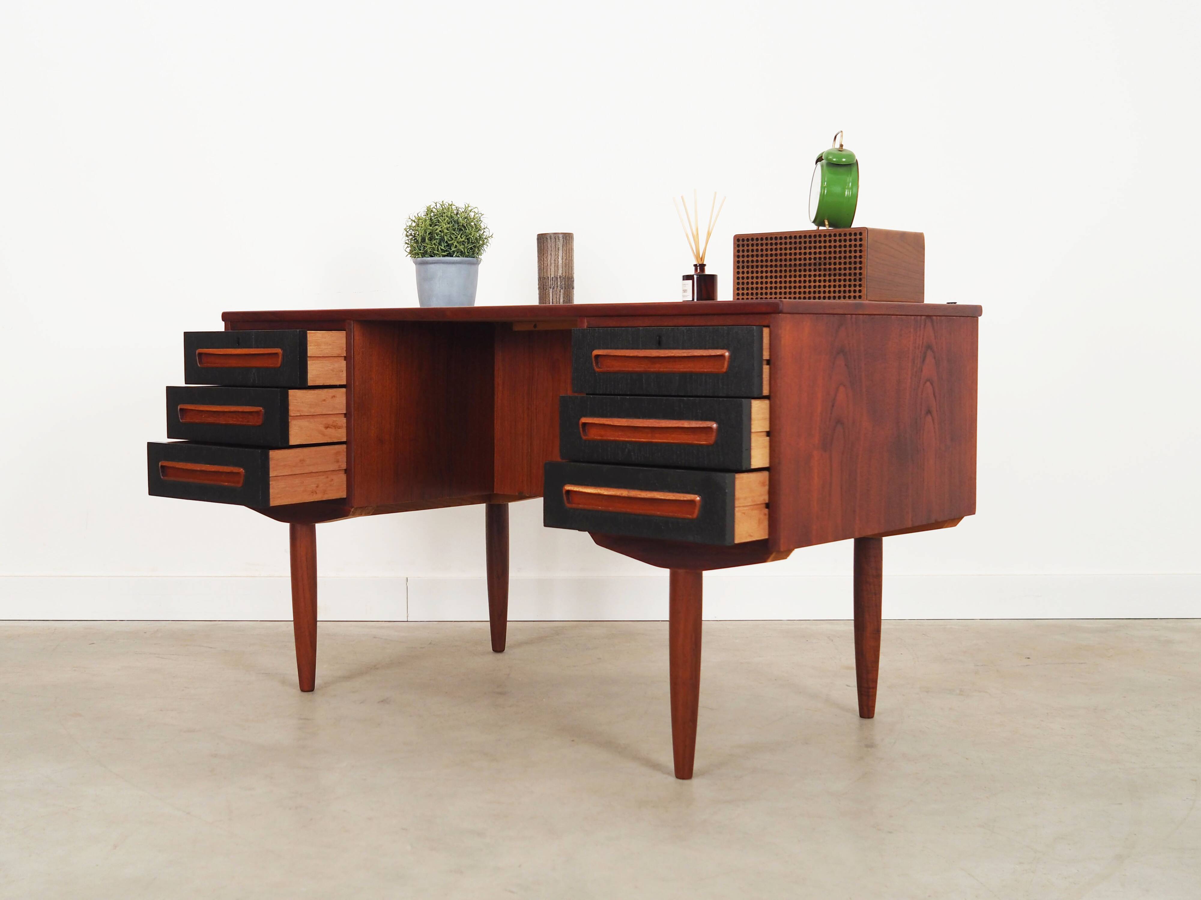 Teak desk, Danish design, 1970s, manufacturer: A.P. Møbler Svenstrup