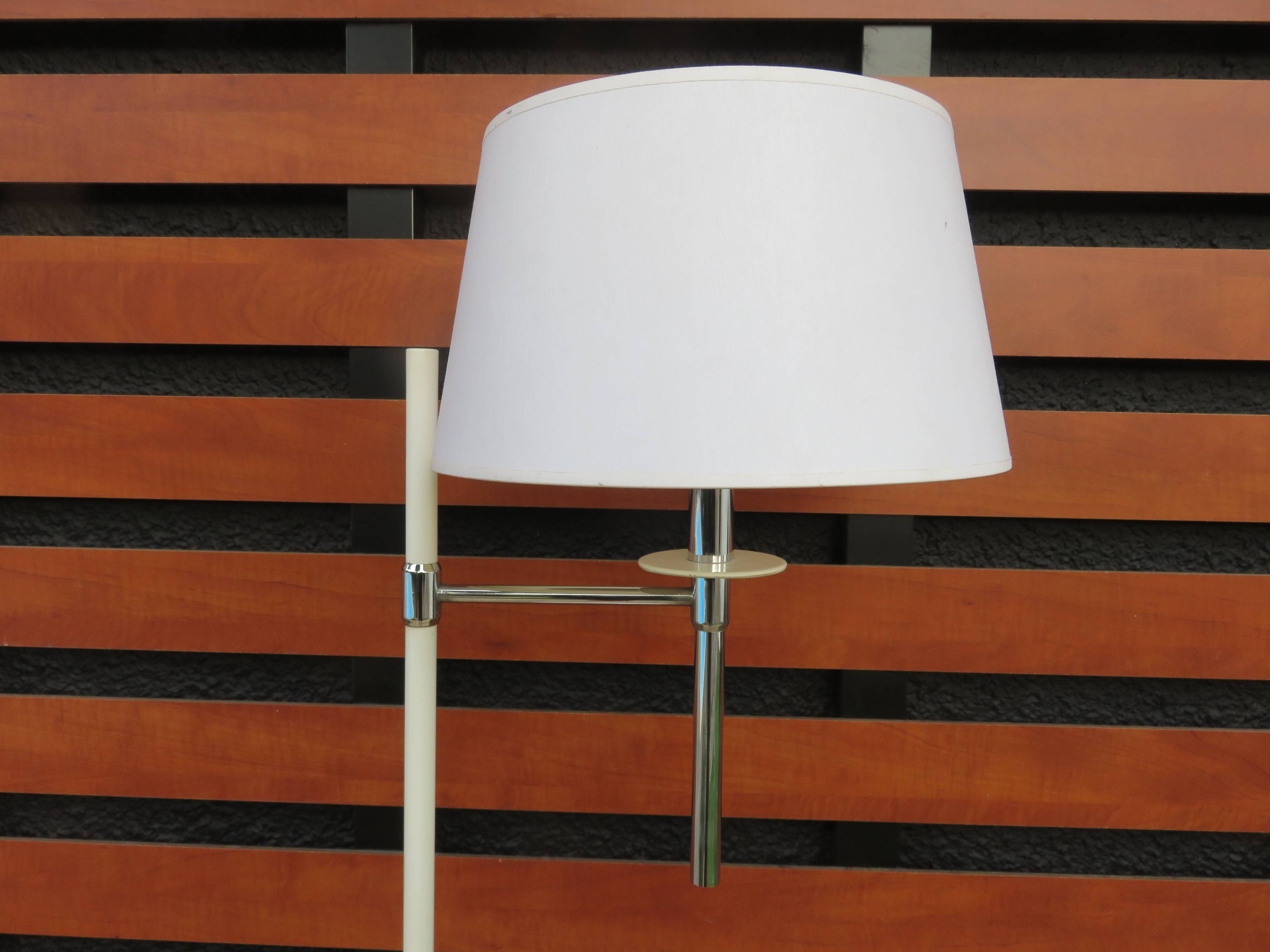 Lampadaire Monix Paris en laiton chromé et métal laqué blanc 1960