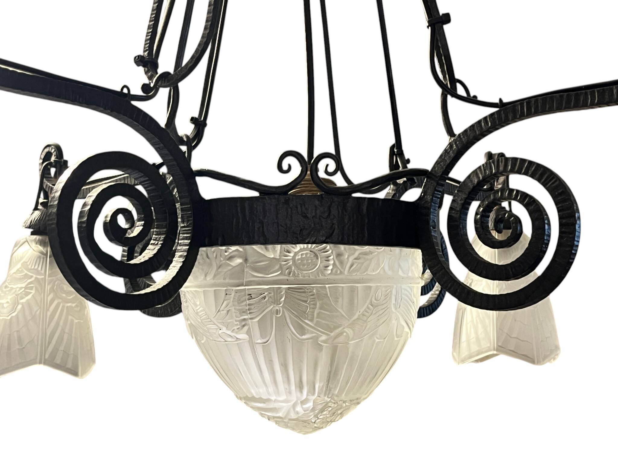 Art Deco, 5-light chandelier with moulded glass and butterfly decoration, wrought iron, circa 1930.