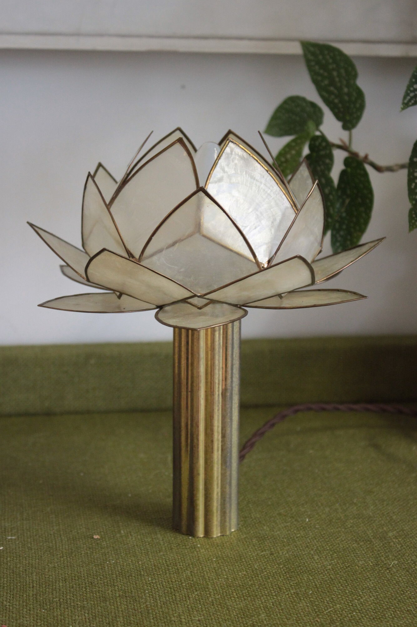 Very pretty lamp with lotus mother-of-pearl and brass table