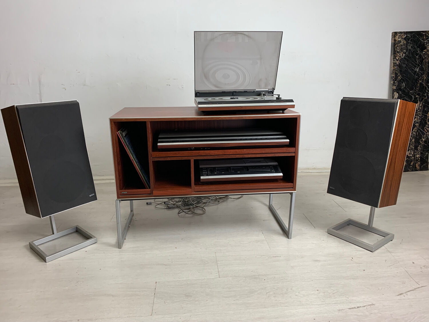 Hi-fi bang and olufsen cabinet