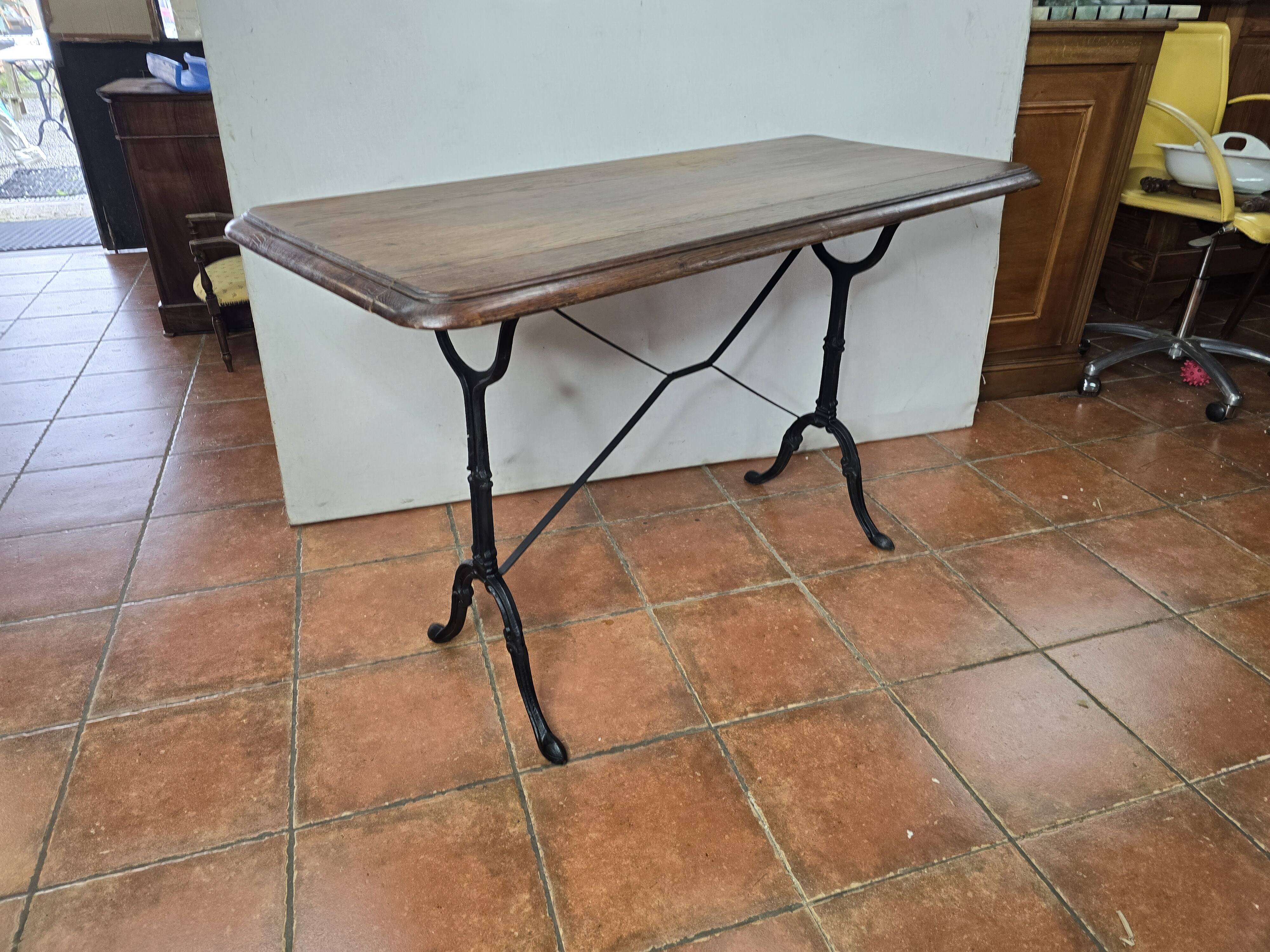 Old oak bistro table, 125cm long.