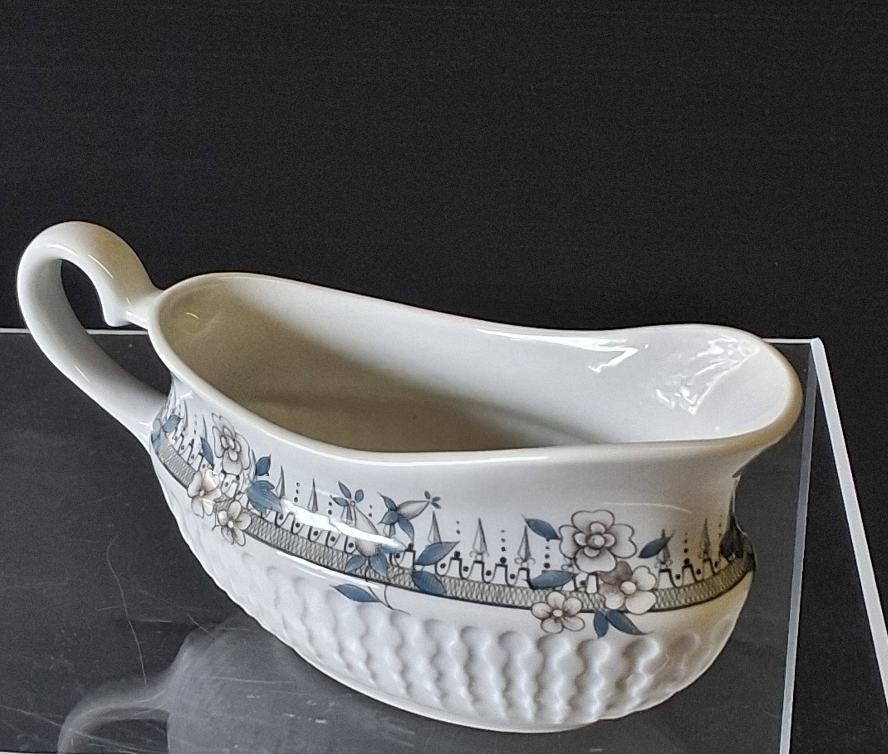 Very pretty porcelain sauceboat with a spout from Chauvigny, France, in very good condition.