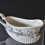 Very pretty porcelain sauceboat with a spout from Chauvigny, France, in very good condition.