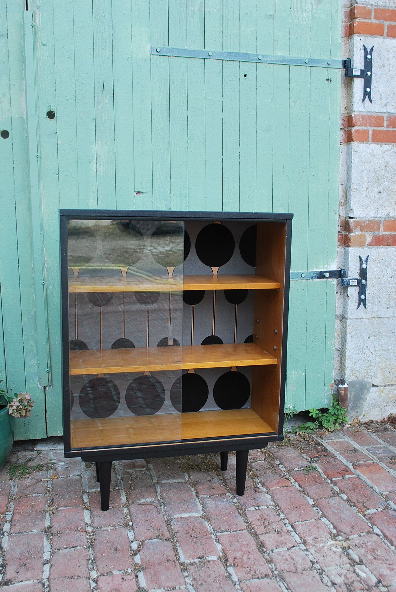 Renovated vintage showcase library