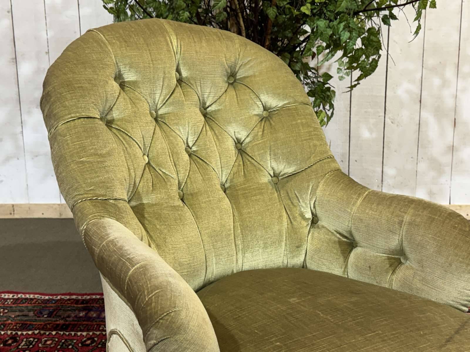 English armchair from the late 19th century.