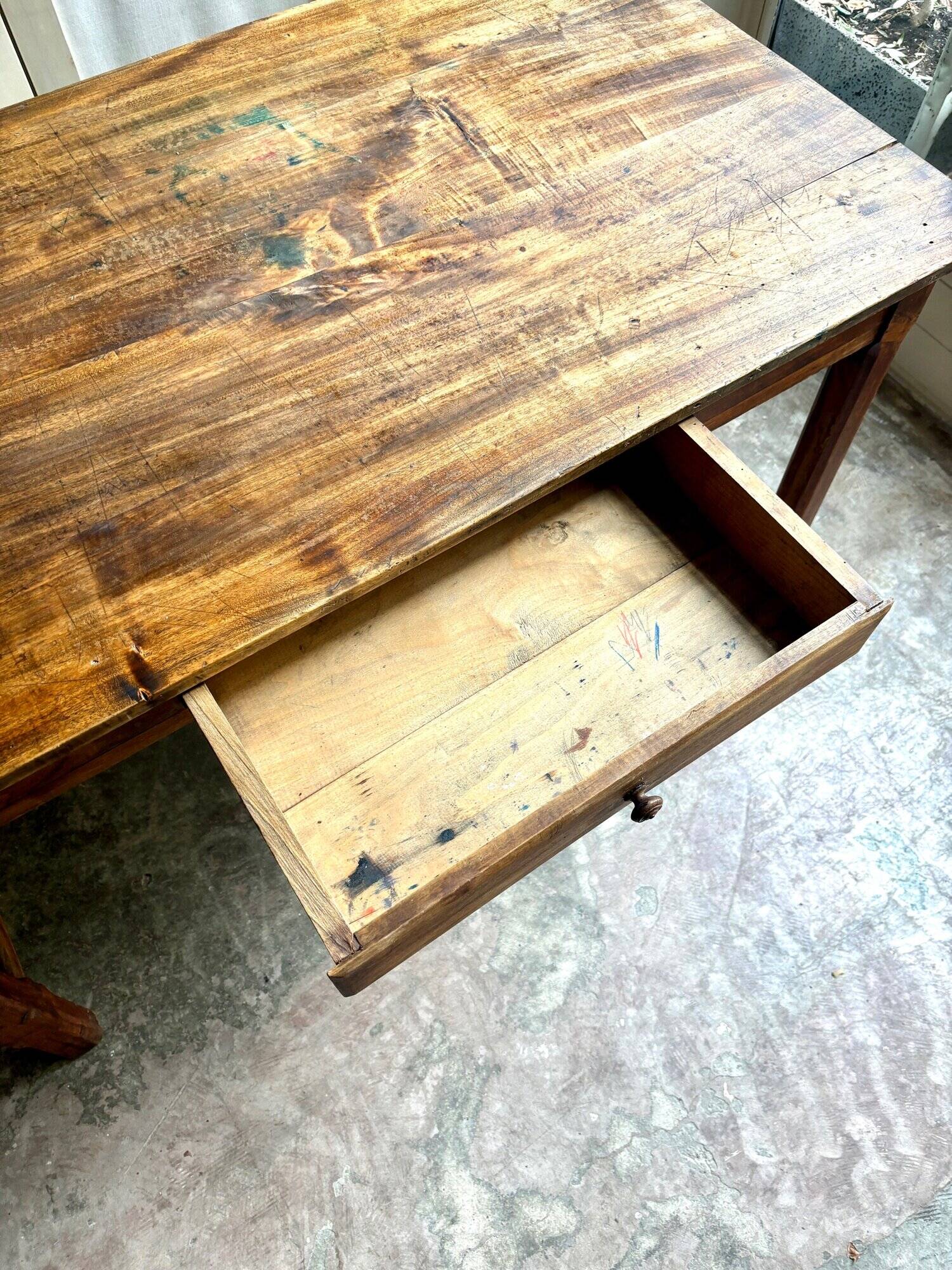 Table de ferme en bois foncé 1 tiroir