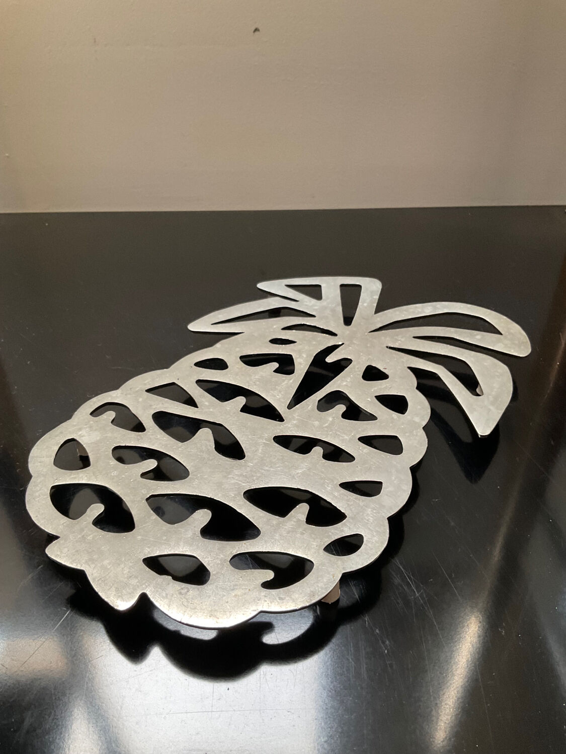 Vintage pineapple trivia in silver metal