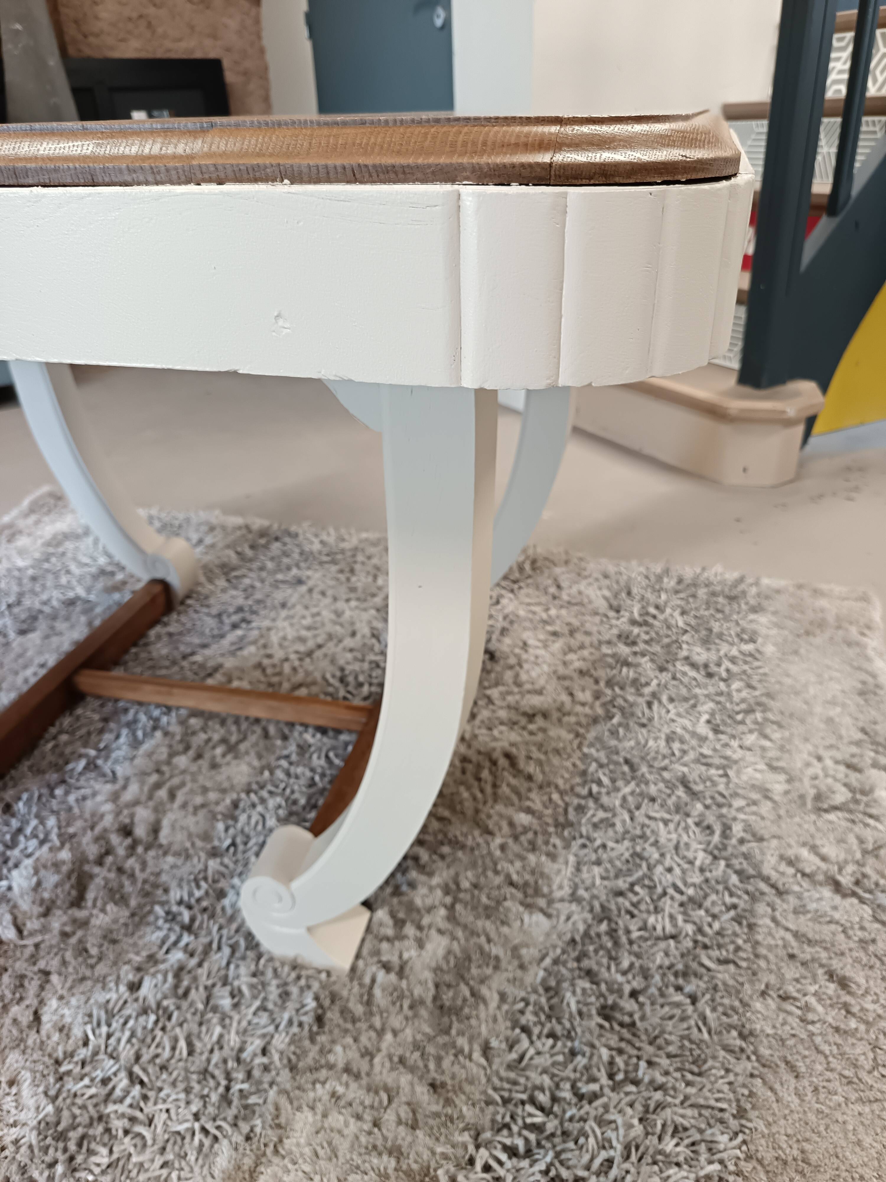 Restored oak table in natural wood and linen.
