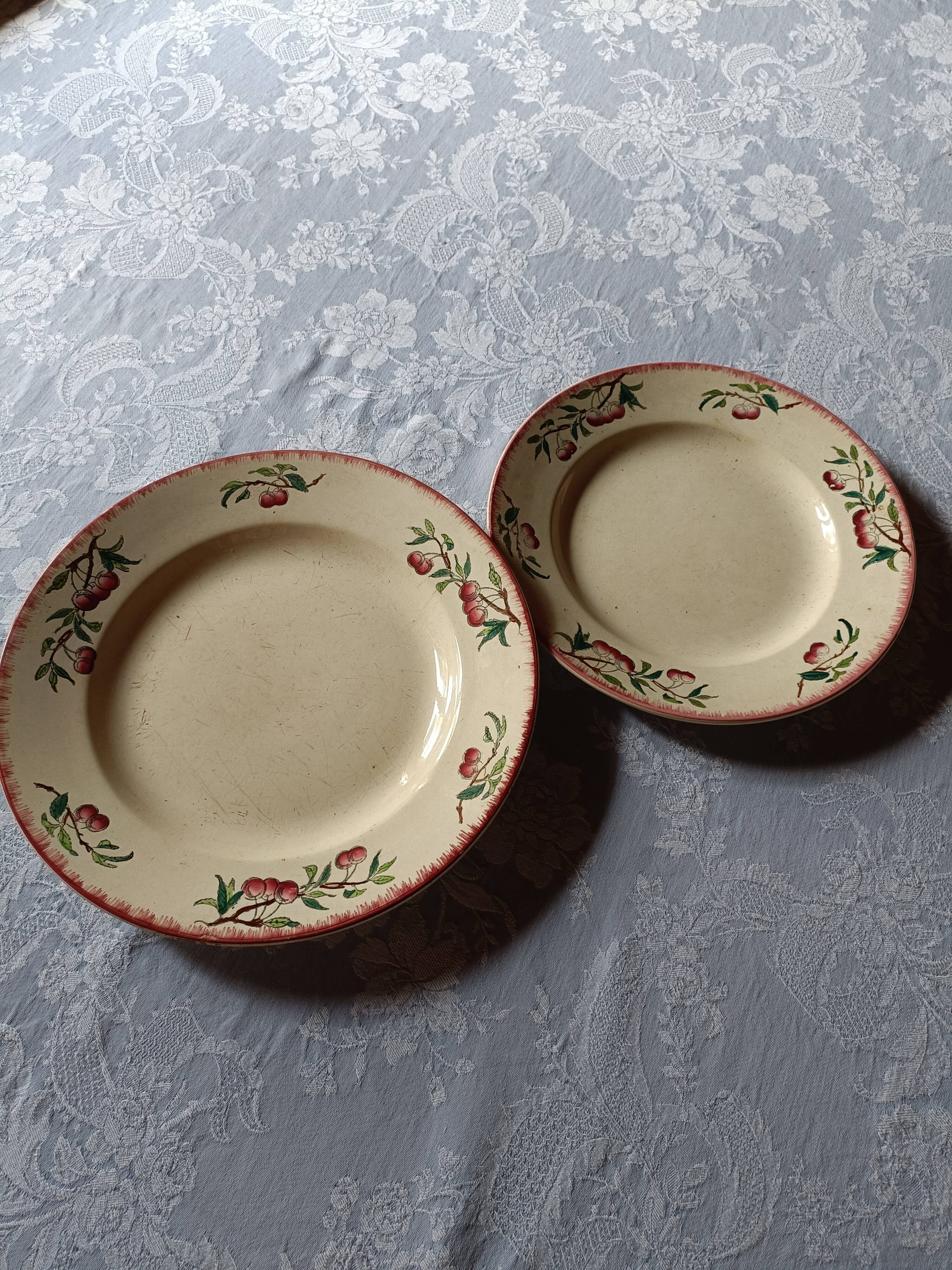 Rares, 6 assiettes et 2 grands plats Sarreguemines décor cerises