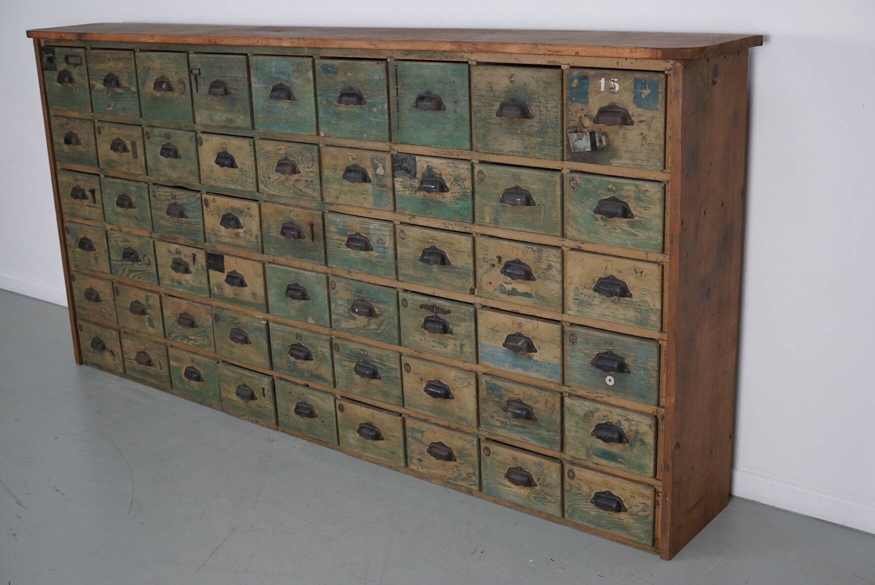 Meuble de quincaillerie industriel en pin peint, France années 1950