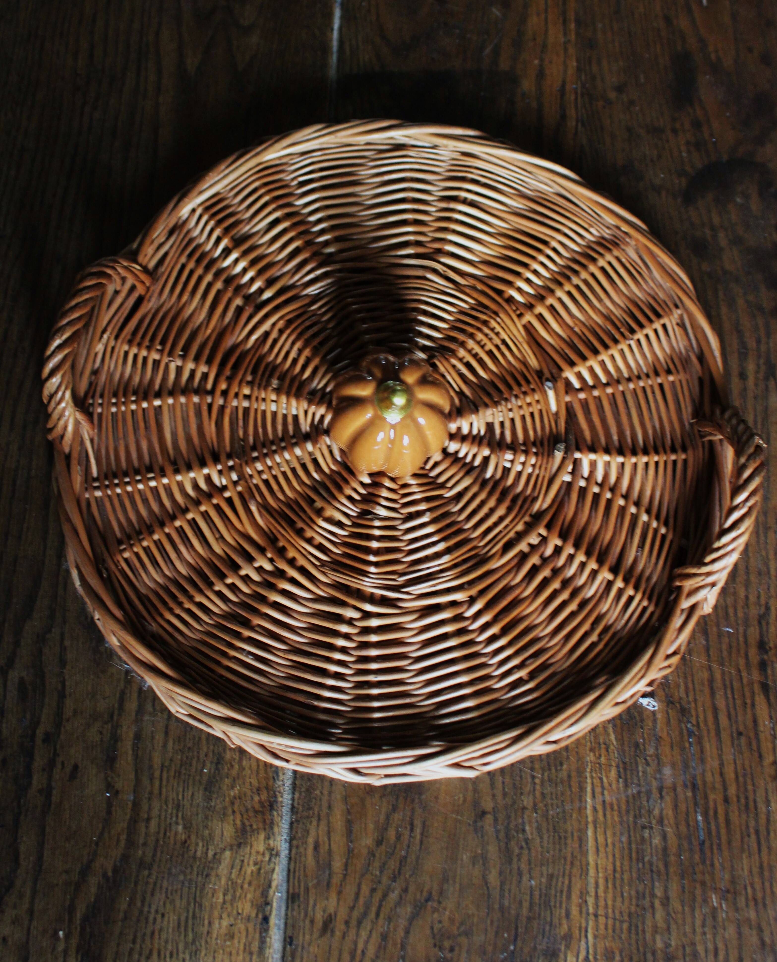 Medium round dark wicker plateau with two handles.