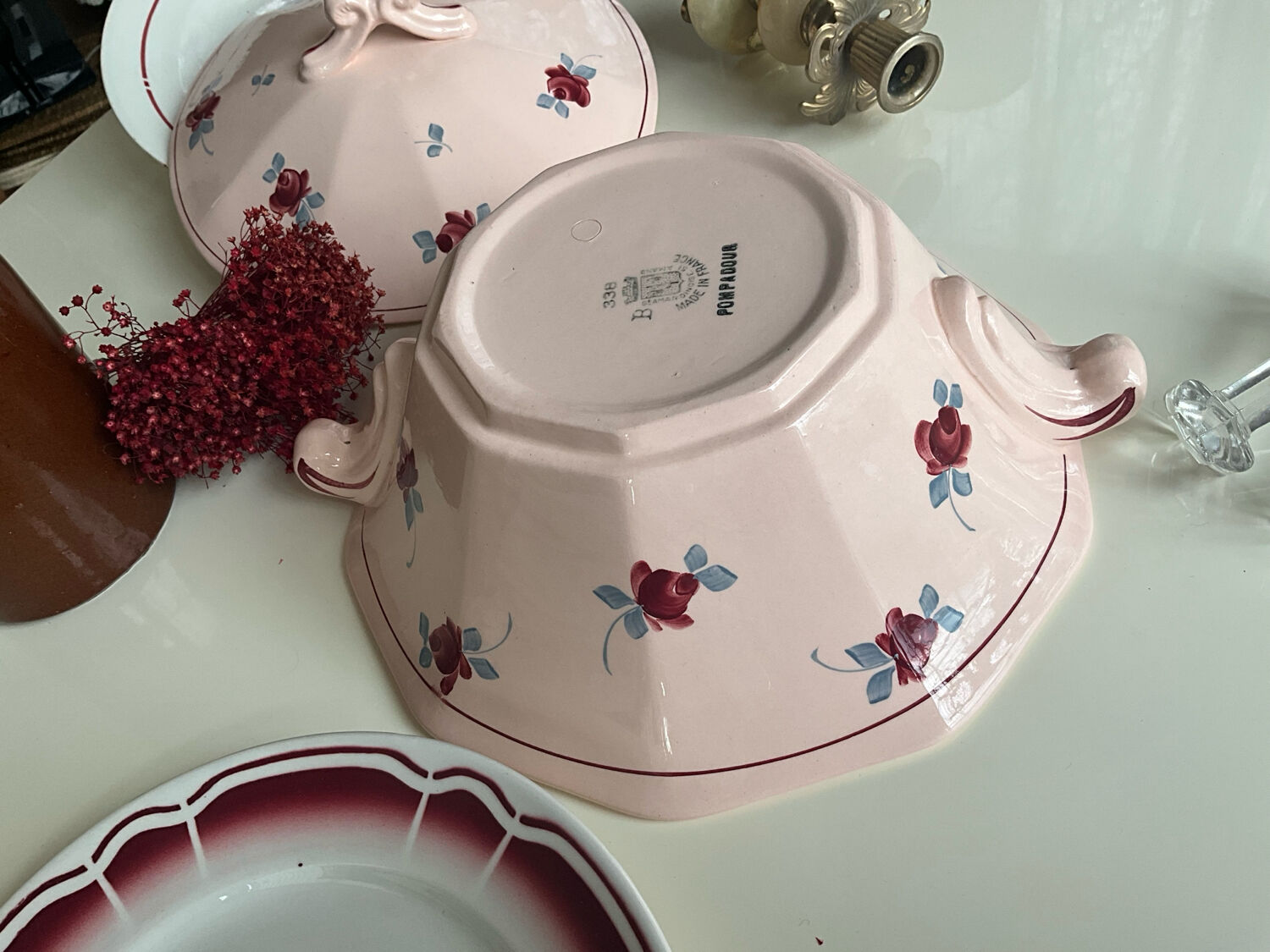 Saint Amand soup tureen, Pompadour model