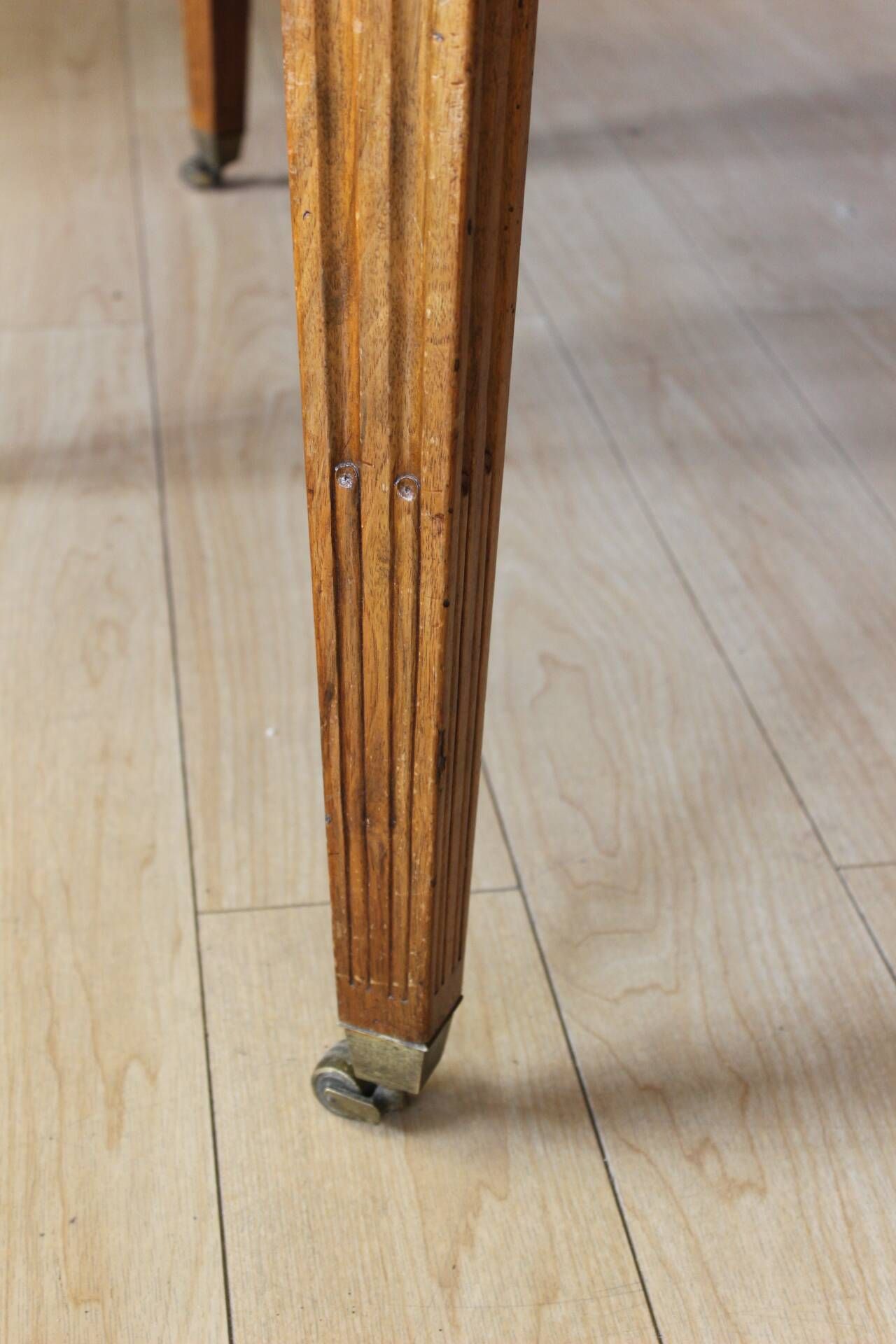 Louis XVI belt table with extensions in walnut, 19th century.