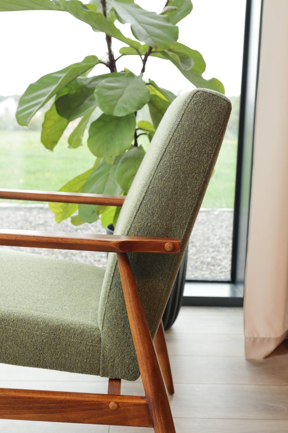 Fauteuil vintage en boucle vert sauge, design milieu de siècle, fauteuil en bois